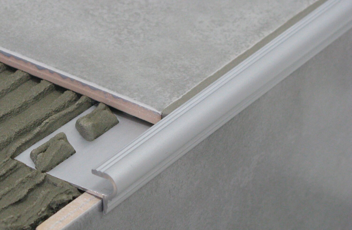 Cantonera de aluminio Florentin